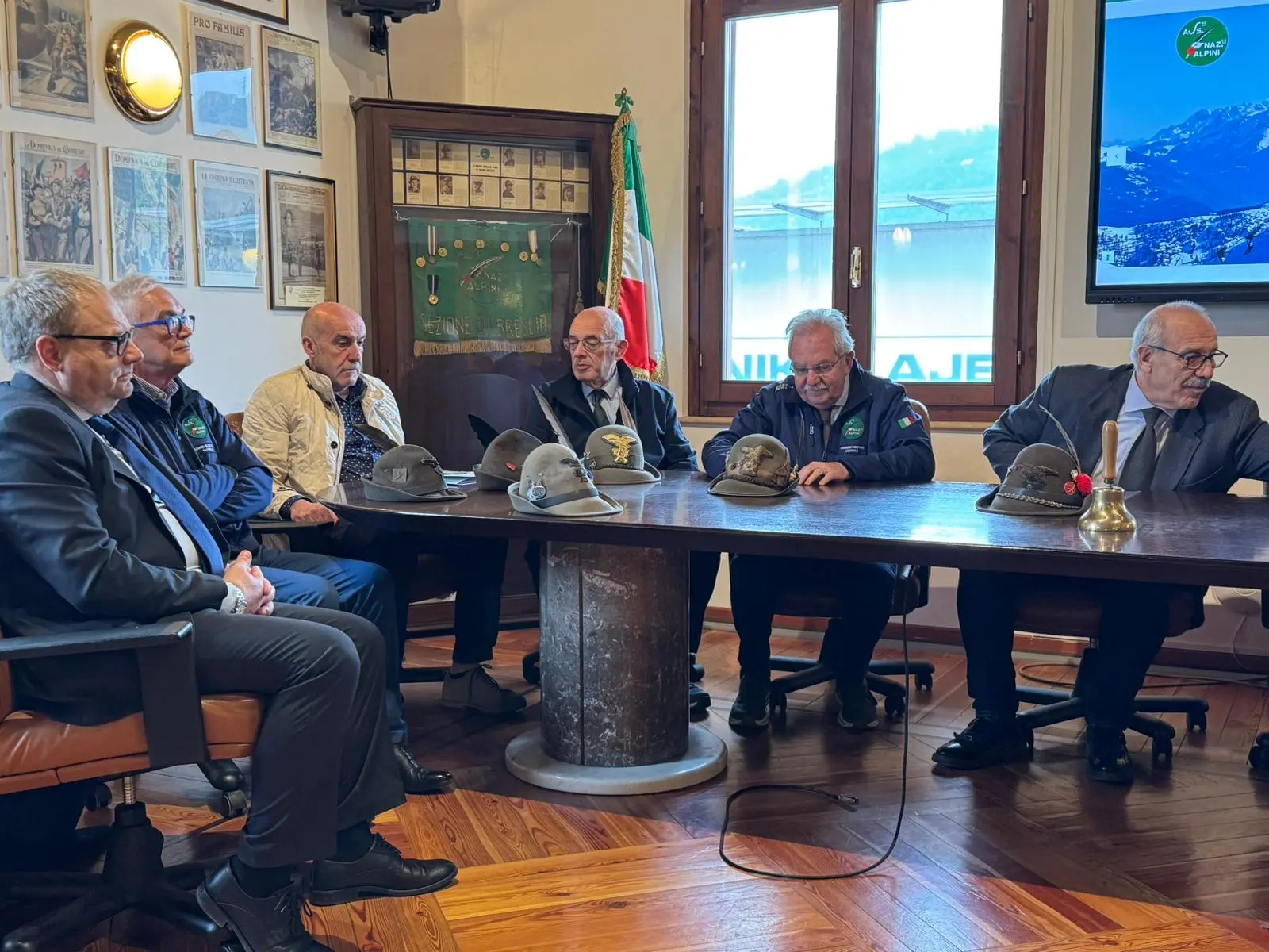 La firma degli atti relativi alla società Aa27 alla sede dell'Ana Brescia