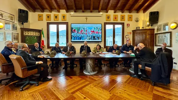 La firma degli atti relativi alla società Aa27 alla sede dell'Ana Brescia