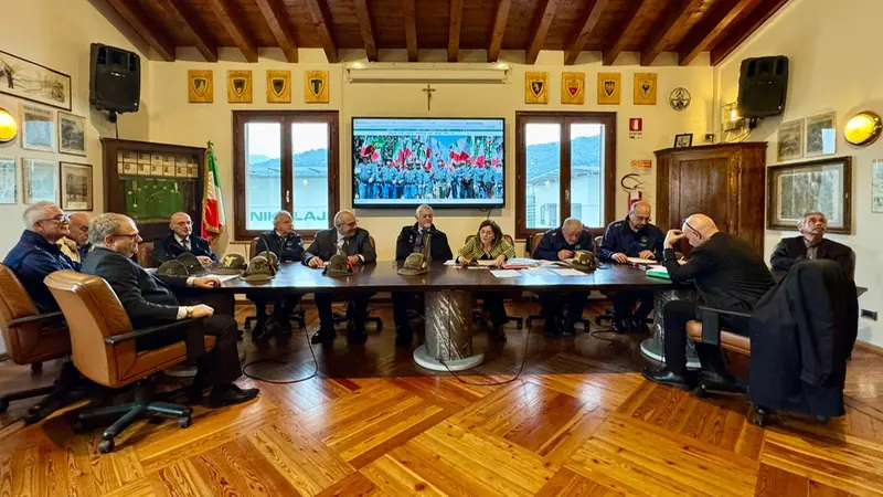 La firma degli atti relativi alla società Aa27 alla sede dell'Ana Brescia