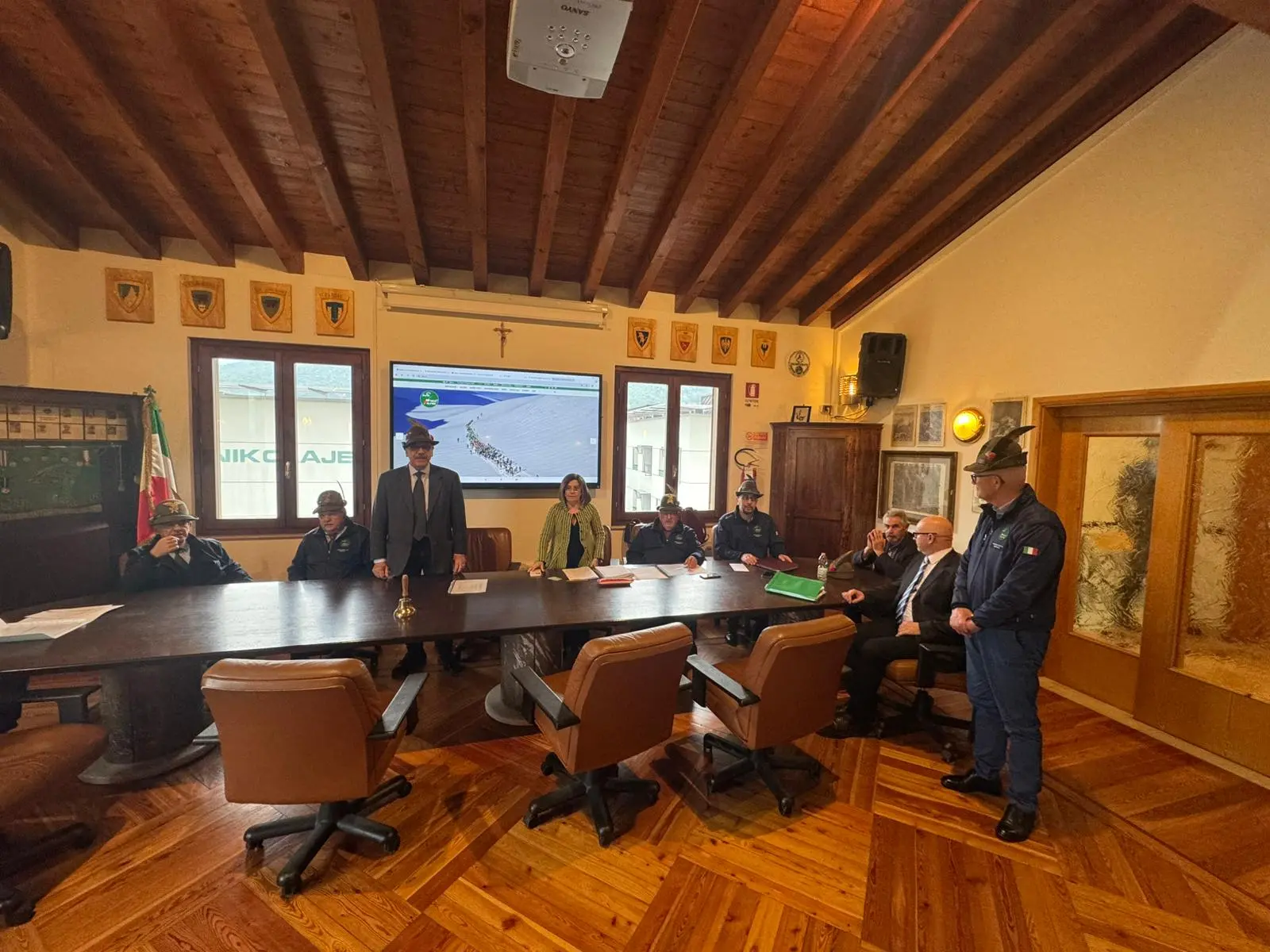 La firma degli atti relativi alla società Aa27 alla sede dell'Ana Brescia