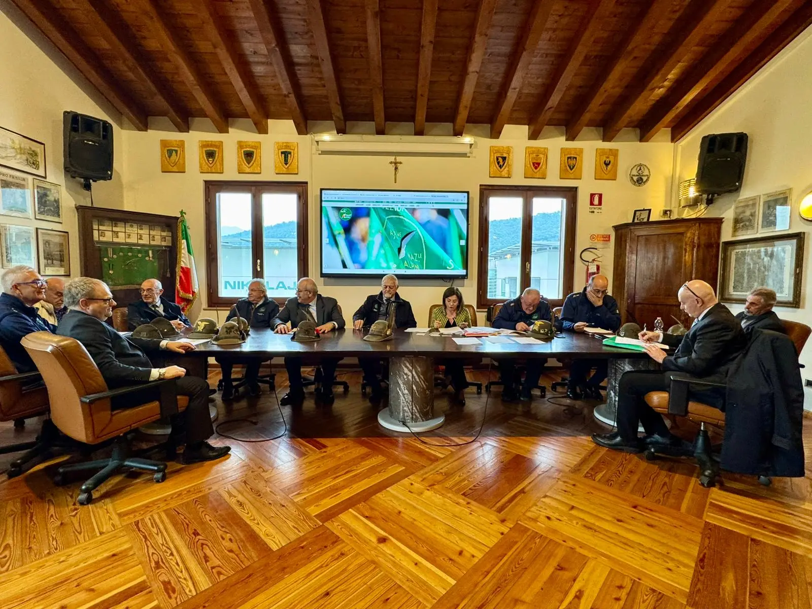 La firma degli atti relativi alla società Aa27 alla sede dell'Ana Brescia