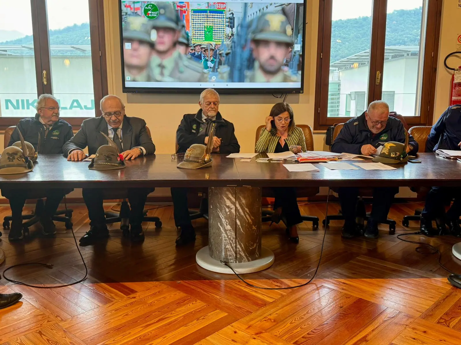 La firma degli atti relativi alla società Aa27 alla sede dell'Ana Brescia