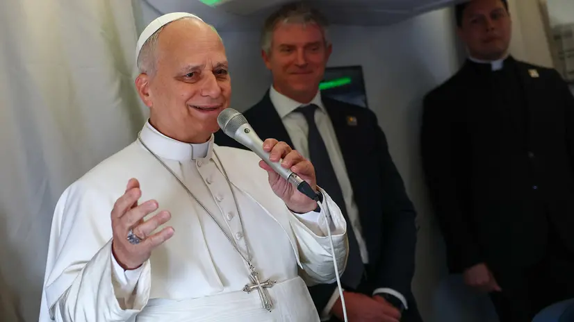 Papa Leone in aereo - Foto Ansa © www.giornaledibrescia.it