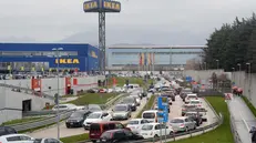 Auto in coda per entrare al centro commerciale Elnòs di Roncadelle