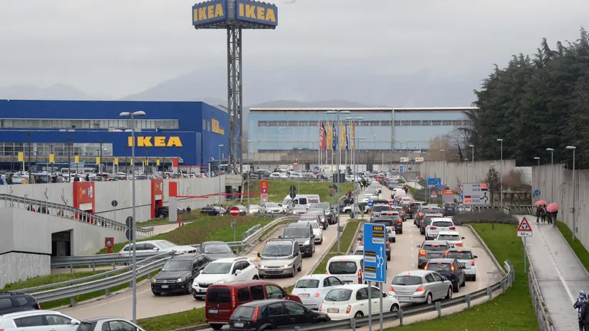 Auto in coda per entrare al centro commerciale Elnòs di Roncadelle