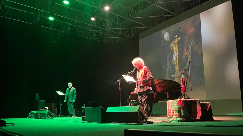 Lo spettacolo «Francesco» al Dis-Play -  © www.giornaledibrescia.it