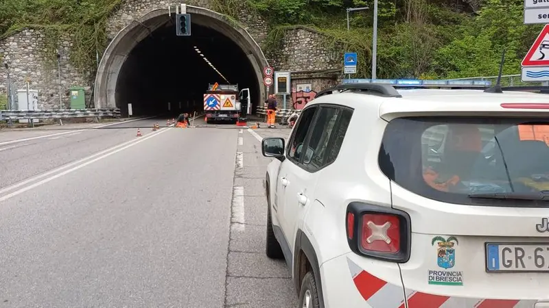 La strada dovrebbe rimanere chiusa per circa un'ora