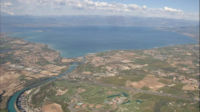 Una veduta del lago di Garda e del fiume Mincio © www.giornaledibrescia.it