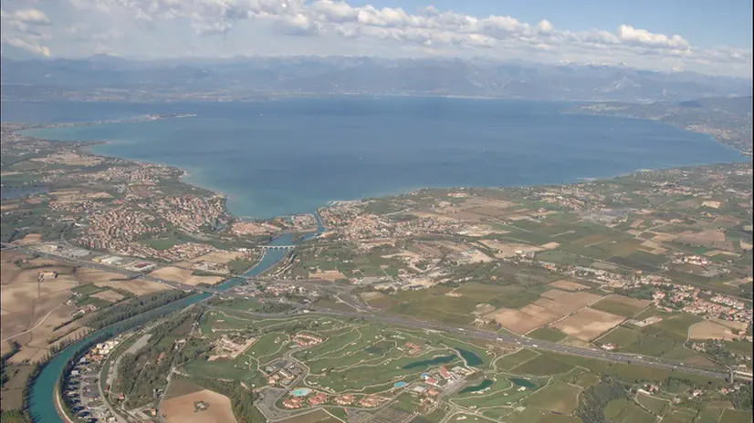 Una veduta del lago di Garda e del fiume Mincio © www.giornaledibrescia.it