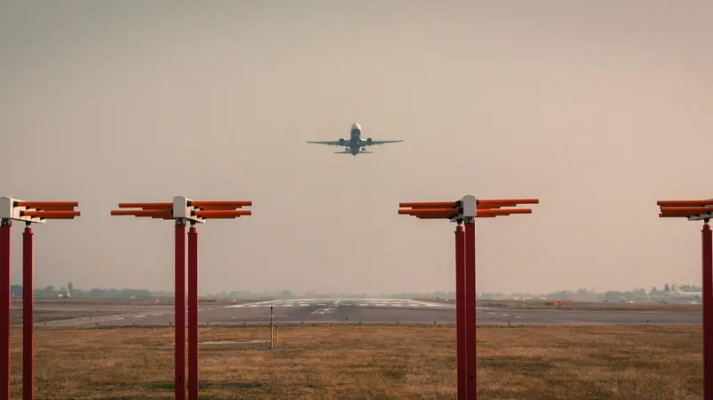 Un aereo che atterra a Bergamo