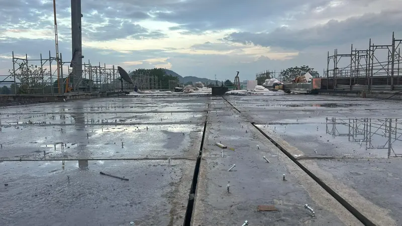 I lavori sulla copertura della scuola di Palazzolo