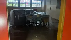 Le classi allagate dopo l'acquazzone