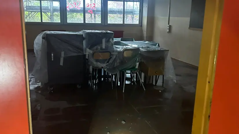 Le classi allagate dopo l'acquazzone