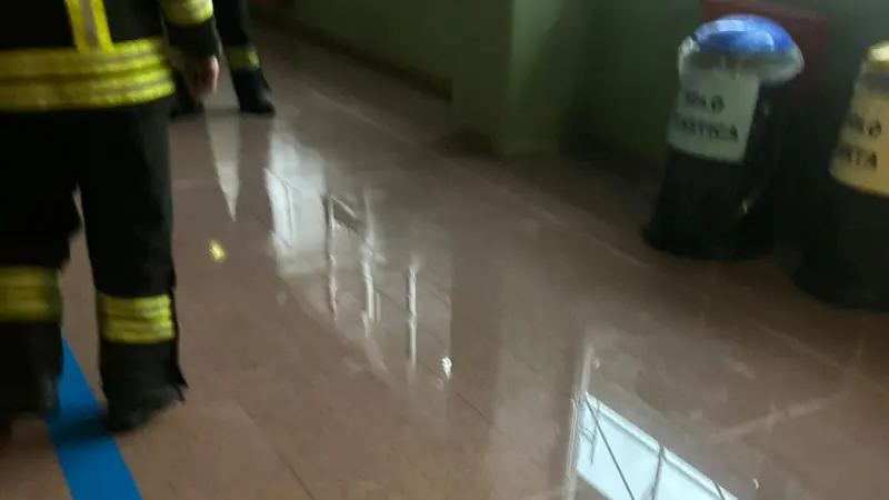 I Vigili del fuoco al lavoro nei corridoi pieni d'acqua