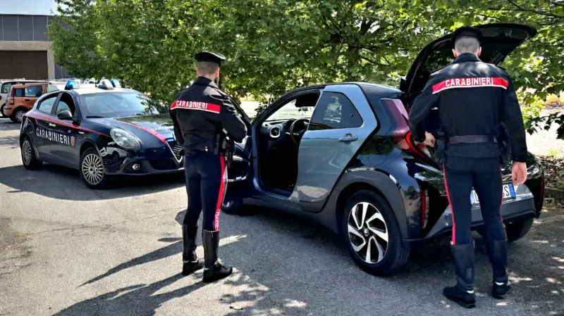 I tre hanno rubato la borsa a una donna nel parcheggio di un supermercato