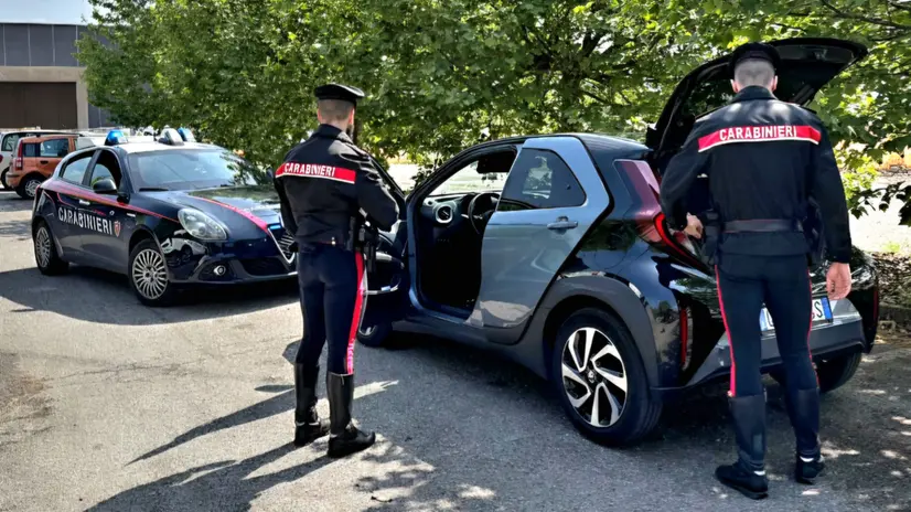I tre hanno rubato la borsa a una donna nel parcheggio di un supermercato