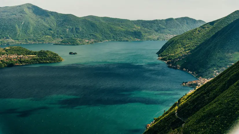 Sulla destra, Tavernola Bergamasca