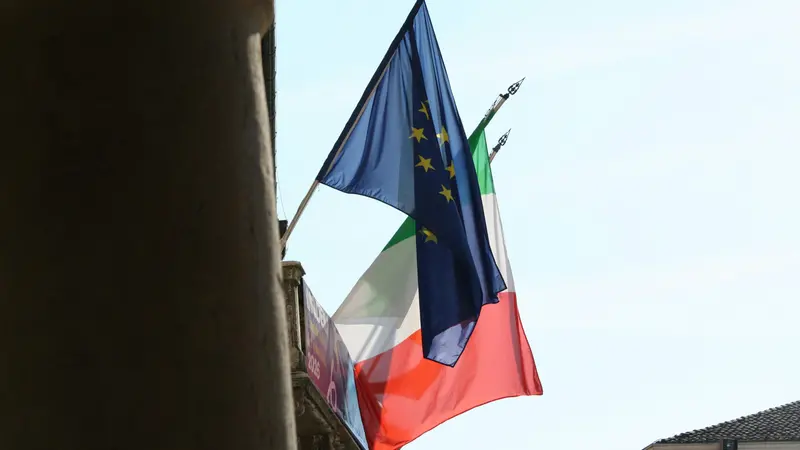Una bandiera dell'Ue e una dell'Italia