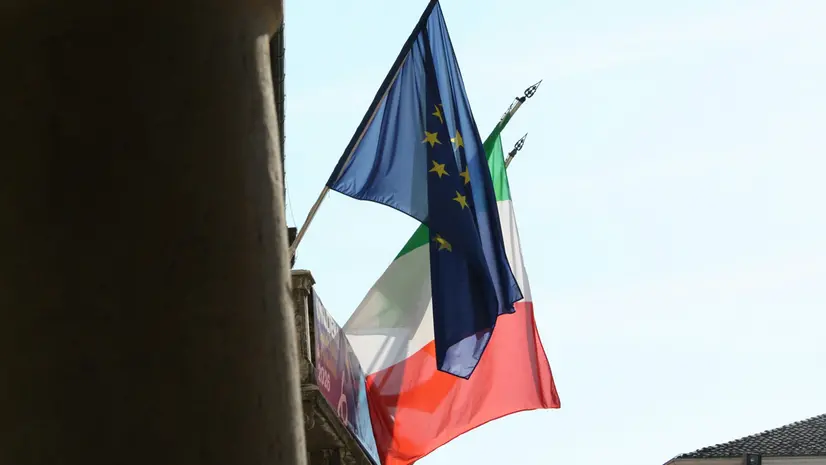 Una bandiera dell'Ue e una dell'Italia