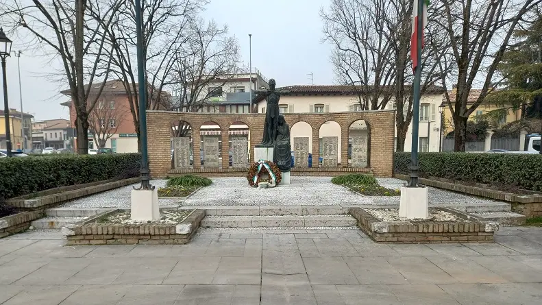 Il Sacrificio Latino si trova in piazza Roma a Ghedi ed è opera di Bernardino Boifava