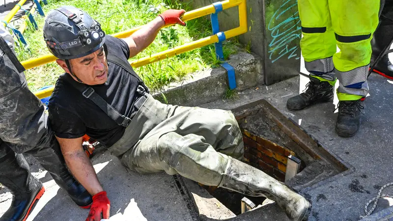 Il geologo durante l'ispezione - Ansa © www.giornaledibrescia.it