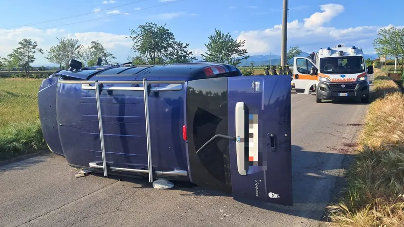 Il furgone ribaltato - © www.giornaledibrescia.it