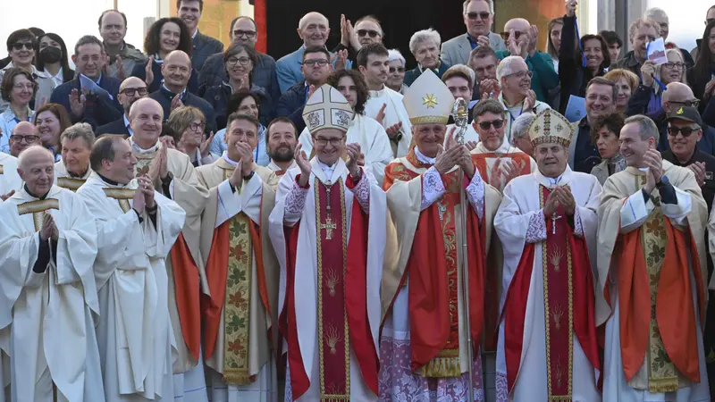 Foto di gruppo dopo la messa - Foto Marco Ortogni/Neg © www.giornaledibrescia.it