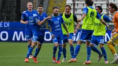 Marras festeggiato dai compagni dopo il gol - Foto New Reporter Pasotti © www.giornaledibrescia.it