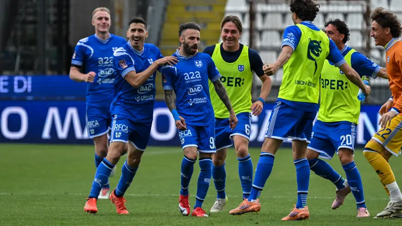 Marras festeggiato dai compagni dopo il gol - Foto New Reporter Pasotti © www.giornaledibrescia.it