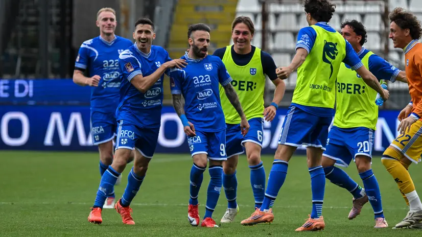 Marras festeggiato dai compagni dopo il gol - Foto New Reporter Pasotti © www.giornaledibrescia.it