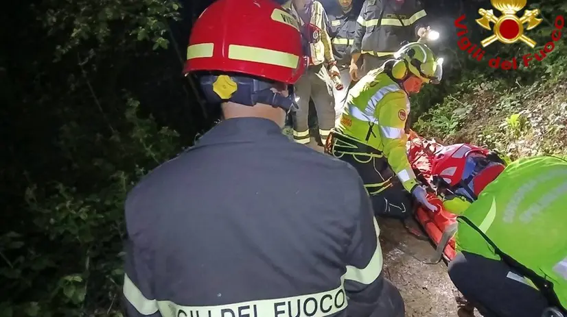Il ciclista raggiunto sul sentiero - Foto Vigili del fuoco