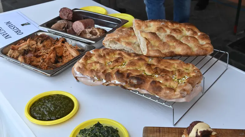 La focaccia con carni bollite e salse