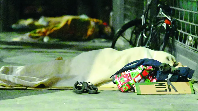 Il giaciglio di una persona per strada - Foto Gabriele Strada /Neg © www.giornaledibrescia.it