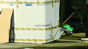 Un giaciglio di fortuna in via Benedetto Croce - Foto Gabriele Strada /Neg © www.giornaledibrescia.it