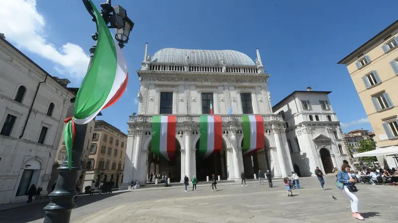 Le bandiere tricolore in piazza Loggia - Foto Marco Ortogni/Neg © www.giornaledibrescia.it