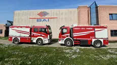 Due mezzi antincendio davanti alla sede del gruppo Bai