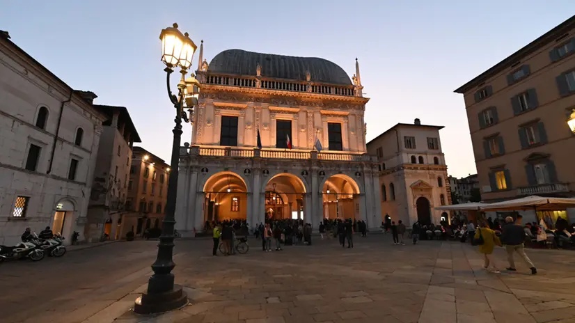 Palazzo Loggia sarà illuminato di rosa - © www.giornaledibrescia.it