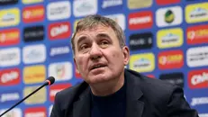 Un momento della conferenza di Hagi - Foto Epa/Robert Ghement © www.giornaledibrescia.it