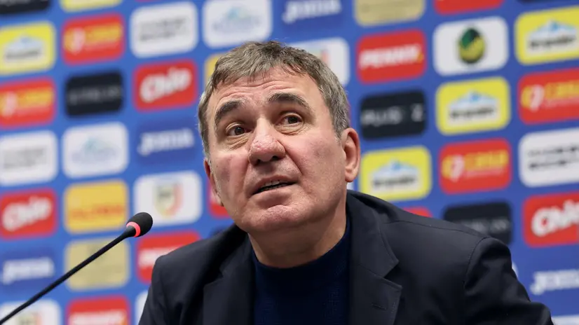 Un momento della conferenza di Hagi - Foto Epa/Robert Ghement © www.giornaledibrescia.it