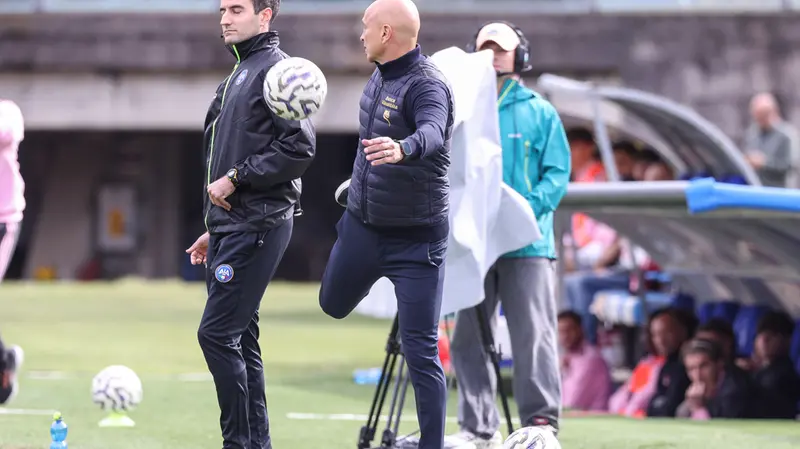 Corini in un colpo di tacco  dalla panchina durante la gara con la Dolomiti