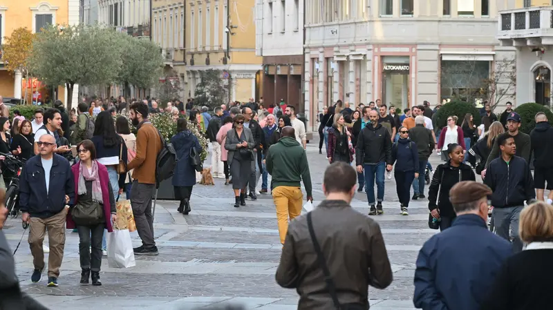 Persone in città - © www.giornaledibrescia.it