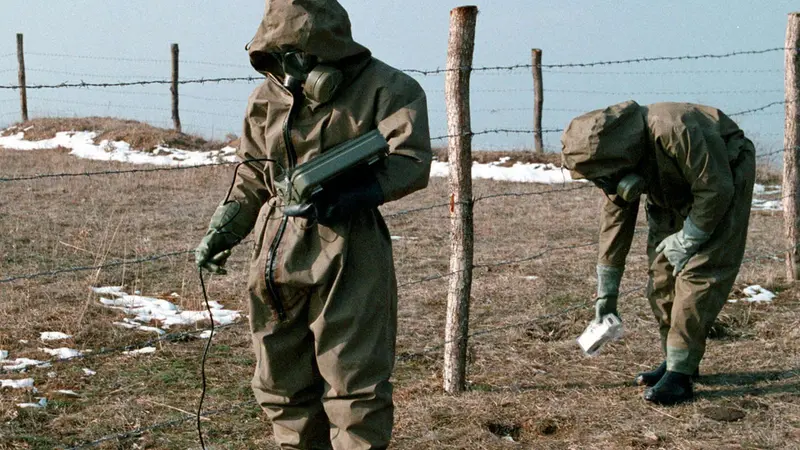 Alcuni soldati misurano la radioattività dell'area - Foto Ansa © www.giornaledibrescia.it