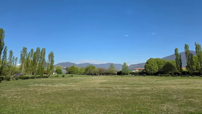 Il parco Castelli in una delle tante giornate di sole di questo anomalo mese di aprile - © www.giornaledibrescia.it