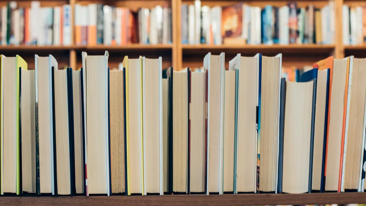 Tra gli scaffali di una libreria