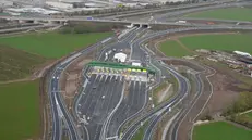 Una veduta dall’alto del casello che segna l’inizio della Brebemi, nei pressi del raccordo con l’A4 - Foto Gabriele Strada/Neg © www.giornaledibrescia.it