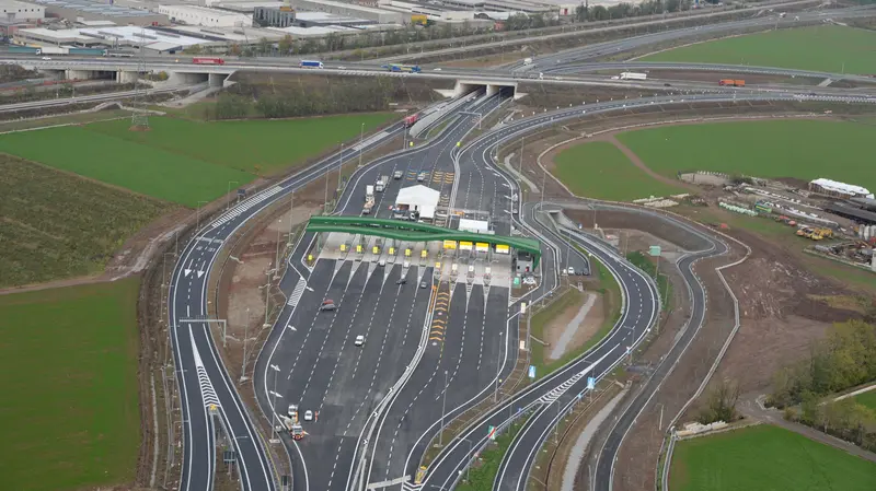 Una veduta dall’alto del casello che segna l’inizio della Brebemi, nei pressi del raccordo con l’A4 - Foto Gabriele Strada/Neg © www.giornaledibrescia.it