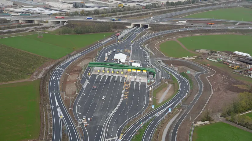 Una veduta dall’alto del casello che segna l’inizio della Brebemi, nei pressi del raccordo con l’A4 - Foto Gabriele Strada/Neg © www.giornaledibrescia.it