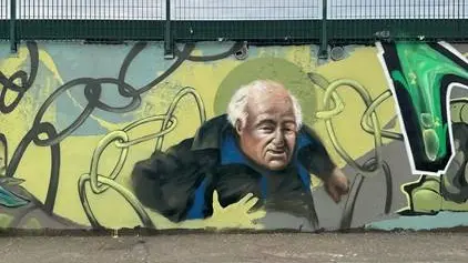 La corsa di Mazzone raffigurata sul muro - © www.giornaledibrescia.it