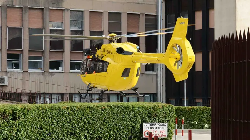 Elisoccorso in fase di atterraggio al Civile - © www.giornaledibrescia.it