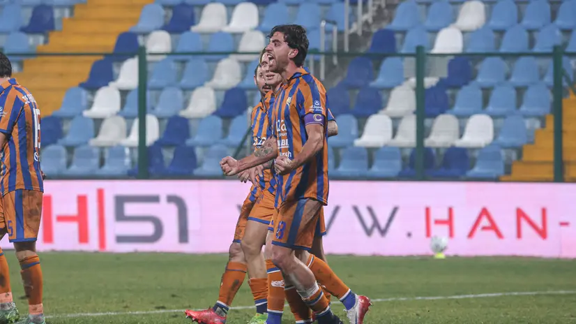 Fuori casa il Brescia non vince dalla trasferta con la Giana Erminio: qui l'esultanza di Balestrero per lo 0-2 - Foto New Reporter Nicoli © www.giornaledibrescia.it